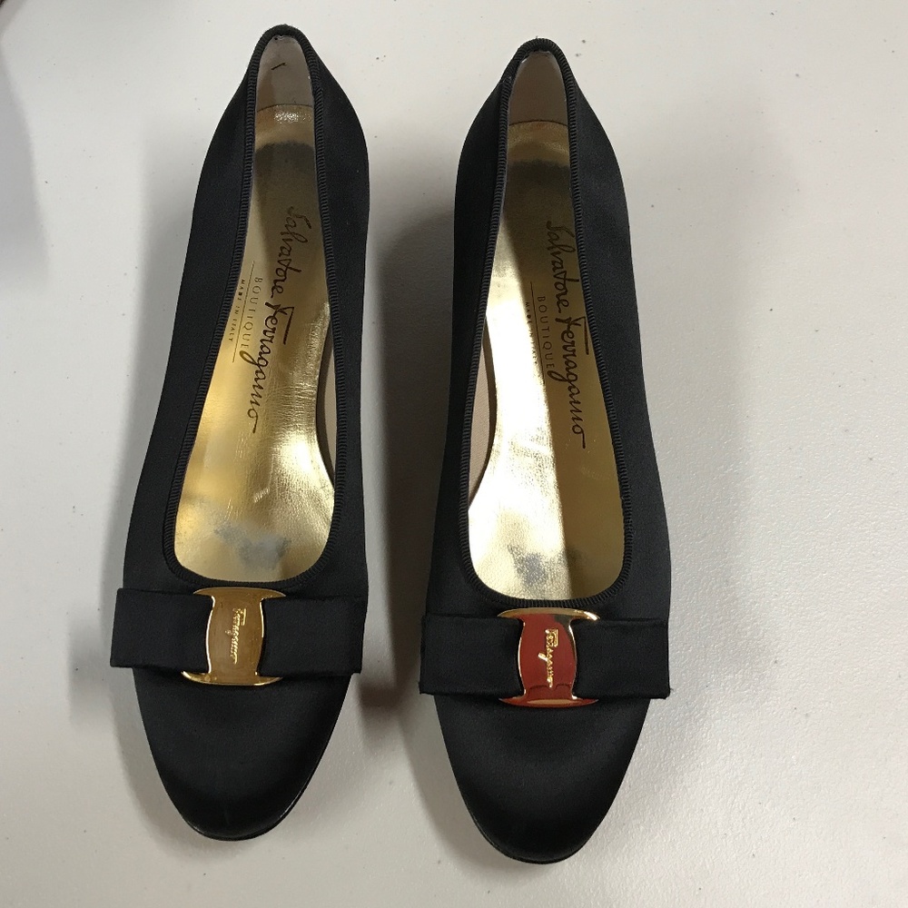 Salvatore Ferragamo Satin Vara Pumps size 7 1/2 B.  One flaw but 😘😘😘